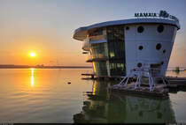 Am Schwarzen Meer geht die Sonne auf, am Lacul Siutghiol geht sie unter: Beides lsst sich auf der Landzunge in Mamaia (RO) wunderbar beobachten. Die letzten Sonnenstrahlen des Tages wurden hier an der Wasserski-Anlage (Mamaia Cable Park) genossen.

🕓 21.9.2024 | 18:32 Uhr