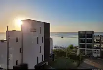 Ausblick vom Balkon des Hotels Splendid & New Splendid in Mamaia (RO) auf den Lacul Siutghiol mit dem modernen Hotel Poeme Mamaia Retreat im Vordergrund.
Rund 250 Meter Luftlinie in entgegengesetzter Blickrichtung – auf der anderen Seite der Landzunge – befindet sich das Schwarze Meer.

🕓 24.9.2024 | 18:15 Uhr