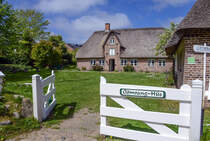 Das mrang Hs in Nebel auf der Nordseeinsel Amrum. Das genaue Baujahr des reetgedeckten Kapitnshauses ist unklar. Es wird mit etwa 1683 angegeben. Das Haus gehrt dem 1974 gegrndeten Heimat- und Kulturverein mrang Ferian. Aufnahme: 6. Mai 2025.