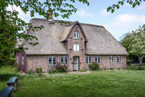 Das mrang Hs (mrang fr: Amrumer Haus) ist ein denkmalgeschtztes Gebude in Nebel auf der nordfriesischen Insel Amrum. Aufnahme: 6. Mai 2025.