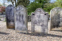 Die 152 Sprechende Grabsteine auf der Nordseeinsel Amrum stehen unter Denkmalschutz. Sie stammen aus den Jahren 1678 bis 1858 und bestehen berwiegend aus Sandstein. Die Symbole auf den Steinen reprsentieren den damaligen Zeitgeist und den vom Walfang abhngigen Wohlstand eines Teiles der Inselbevlkerung
Aufnahme: 6. mai 2025.
