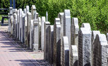 Die Sprechenden Grabsteine von Amrum, auch Erzhlende Grabsteine, stehen auf einem gesonderten Areal auf dem die St.-Clemens-Kirche umgebenden Friedhof in der Gemeinde Nebel. Ihre Inschriften berichten vom Leben der Verstorbenen und/oder enthalten Bibelzitate. Sie geben Auskunft ber Beruf, Lebensauffassung, Rang und Familie der Bestatteten. Aufnahme: 6. Mai 2025.