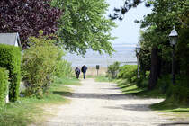 Die Dorfstrae Waaswai im Dorf Nebel auf der Nordseeinsel Amrum. Aufnahme: 6. Mai 2025.
