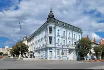 Gegen�ber der Muttergottes-Kathedrale in Warna / Варна (BG) steht dieses blaue Eckhaus, das als Hotel und Theater genutzt wird.

🕓 23.9.2024 | 13:22 Uhr