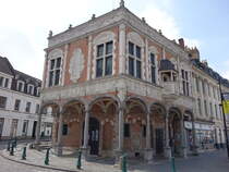 Aire-sur-la-Lys, Vogteihaus Bailiage am Grand Place, erbaut im 17. Jahrhundert im flmischen Renaissancestil (25.04.2025)