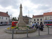 Blendecques, Denkmal und Huser am Place de la Liberation (25.04.2025)