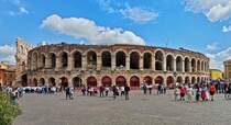 Sehenswrdigkeit in Verona, das Rmische Amphitheater am Piazza Bra, im Inneren werden die Tribnen fr die nchste Veranstaltung aufgebaut. 05.2025