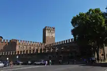 Castelvecchio, aufgenommen an der Kreuzung Via San Zeno in Orartoria und Corso Castelvecchio. 05.2025