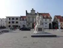 Guines, Rathaus und Denkmal am Place du Marechal Foch (25.04.2025)