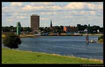Blick entlang der Ruhrmndung zum Rhein bei Duisburg.