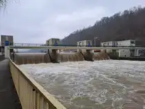 Das Esslinger Wasserkraftwerk am Neckar. Da es in den Vortagen des 14.02.2025 in den Bergen stark geregnet/geschneit hatte, kam ordentlich Schmelzwasser den Neckar herunter.