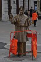 Bronze Statue vom Bischof Antonio Santin, (Bischof von 1938-1975) vor der Kirche Sant'Antonio in Triest. 05.2025