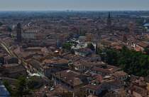 Eine der vielen Aussichten von der Piazzale Castel S.Pietro auf Verona. 05.2025