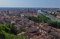 Eine der vielen Aussichten von der Piazzale Castel S.Pietro auf Verona. 05.2025