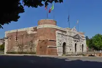 Ein Rest der Befestigungsmauer, die Porta Nuova, gebaut zwischen 1532 bis 1540, nahe dem Bahnhof von Verona. 05.2025