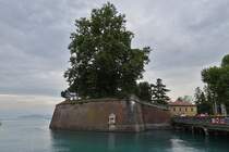 Ein Teil der Stadtmauer im Hafen von Peschiera del Garda. 05.2025