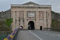 Porta Verona ist das Tor zur Altstadt von Peschiera del Garda, aufgenommen vom Bahnhof her kommend. 05.2025