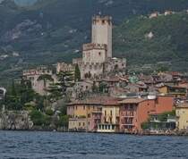 Scaligerburg nahe Malcesine am Gardasee, aufgenommen vom Schiff aus. 05.2025