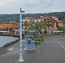 Blick vom Schiff auf den Anleger mit dem Tickethuschen von Torri del Benaco am Gardasee. 05.2025
