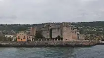 Die Burg Scaligero di Torri del Benaco am Gardasee. Aufgenommen von einem Schiff. 05.2025