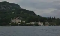 Diesen Fels Ausl�ufer, Punta San Vigilio, m�ssen wir in Richtung Garda mit dem Schiff umfahren. 05.2025 