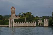 Scaligerburg von Lazise am Gardasee, vom Schiff aus aufgenommen.05.2025