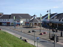 Caerphilly, Pavillon und Huser in der Market Street (27.04.2025)