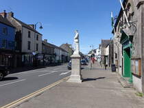Cowbridge, Huser und Denkmal in der High Street (27.04.2025)