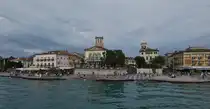 Blick auf die Strandpromenade von Lazise, kurz bevor unser Schiff am Anleger anlegt. 05.2025