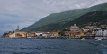 Wir haben soeben den Anleger in Malcesine mit einem anderen Schiff verlassen. Blick auf den Ort Malcesine. 05.2025