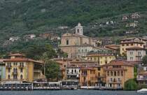 Wir haben soeben den Anleger in Malcesine mit einem anderen Schiff verlassen. Blick auf die Kirche St. Stefano von Malcesine. 05.2025