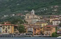 Wir haben soeben den Anleger in Malcesine mit einem anderen Schiff verlassen. Blick auf die Kirche St. Stefano von Malcesine. 05.2025
