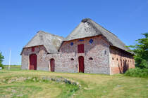 Kommandrgrden ist ein historischer Erbhof auf der dnischen Nordseeinsel Rm (dnisch Rm). In der Scheune wird das Skelett eines Pottwals aufbewahrt. Das aufgehngte Skelett stammt von einem 1996 auf Rm gestrandeten Wal. Aufnahme:19. Mai 2025.