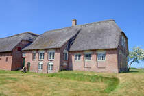 Kommandrgrden ist ein historischer Erbhof auf der dnischen Nordseeinsel Rm (dnisch Rm). Er wurde 1749 errichtet und bereits 1770 erstmals umgebaut. Die Namensgebung (kommandr hier deutsch: Kapitn) verweist auf den Wohlstand, den Handelskapitne und Walfnger im 17. und 18. Jahrhundert auf die Insel brachten. 
Aufnahme: 19. Mai 2025.