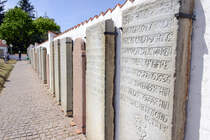 Die sogenannten sprechenden Grabsteine auf dem Friedhof bei der Sankt-Clemens-Kirche auf der dnischen Nordseeinsel Rm (dnisch: Rm). Aufnahme: 19. Mai 2025.