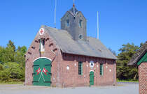 Die Rettungsstation an der dnischen Nordseeinsel Rm (dnisch Rm) wurde erbaut, als Nordschleswig zu Deutschland gehrte. Daher entspricht der Baustil auch demjenigen hnlicher Rettungsstationen entlang der deutschen Nordseekste und nicht dem Baustil der Rettungsstationen weiter nrdlich in Jtland. Aufnahme: 19. Mai 2025.