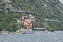 Hotel Capo Reamol am Ufer des Gardasees, oben am Felsen wurde ein Fu�g�nger- und Fahrradweg am Felsentunnel vorbei gebaut. 05.2025