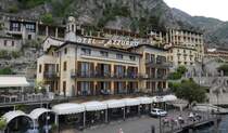 Das Hotel all Azzurro, nahe dem Anleger von Limone am Gardasee, aufgenommen vom Schiff aus. 05.2025