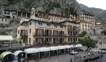 Das Hotel all Azzurro, nahe dem Anleger von Limone am Gardasee, aufgenommen vom Schiff aus. 05.2025