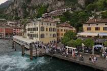 Unser Schiff nhert sich dem Ort Limone, Blick auf den Anleger des einzigen Ortes der auf der Westseite des Gardasees von unserem Schiff angefahren wurde. 05.2025