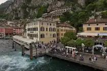 Unser Schiff n�hert sich dem Ort Limone, Blick auf den Anleger des einzigen Ortes der auf der Westseite des Gardasees von unserem Schiff angefahren wurde. 05.2025