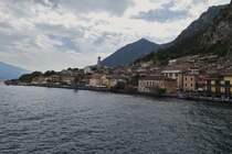 Nach dem Verlassen des Anlegers von Limone, Blick zurck auf die Stadt und die Felsen Konstellationen. 05.2025