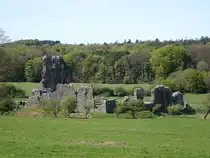 Normannisches Ogmore Castle, erbaut im 12. Jahrhundert durch William de Londres, seit 1530 Ruine (27.04.2025)