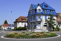 Bad Krozingen, markantes Gebude mit farbenfroher Dachdeckung, Mai 2025