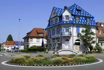 Bad Krozingen, markantes Geb�ude mit farbenfroher Dachdeckung, Mai 2025