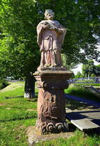 Riegel am Kaiserstuhl, das Nepomuk-Denkmal  von 1731, steht heute am Elzufer, Mai 2025