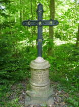 Wyhl am Kaiserstuhl, auerhalb des Ortes im Auenwald am Rhein steht das Baron-Kritzli (Baron-Kreuz), erinnert an einen Jagdunfall, bei dem 1873 ein Baron erschossen worden ist, April 2025 