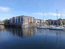 Swansea, moderne Huser an der Trawler Road (28.04.2025)