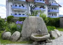 Gutach im Breisgau, der Narrenbrunnen, aufgestellt 1971, Mai 2025