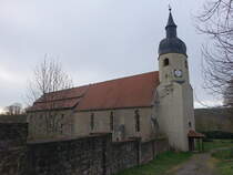 Oberwiederstedt, evangelische St. Marien Kirche, erbaut im 13. Jahrhundert, achtachsiger Saalbau aus Feldstein (13.04.2025)